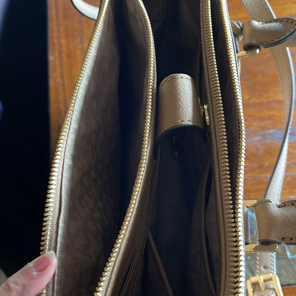 Gorgeous Michael Kors Sutton LG satchel purse perfect - Picture 6 of 11